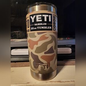 YETI Rambler 20 oz Tumbler - Camouflage